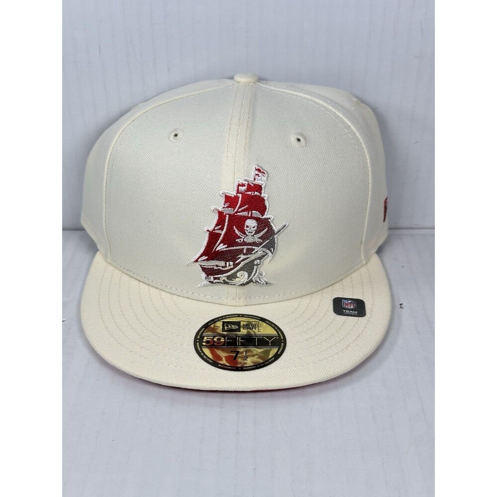 Size 7 1/2 New Era Tampa Bay Buccaneers 59FIFTY Chrome Color Dim Cream Fitted